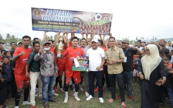 Ketua KONI Birueun Mukhlis, A.Md Ketua didampingi Keuchik Paya Timu Peudada ,Fazli,S.E yang juga Bacaleg DPRK Bireuen Dapil 5 penyerahan Piala pada turnamen Sepak Bola Karang Taruna Paya Timu Cup I.